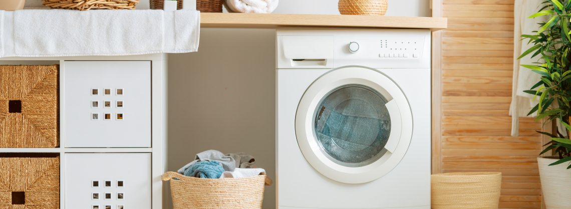 Innenraum einer echten Waschküche mit Waschmaschine zu Hause