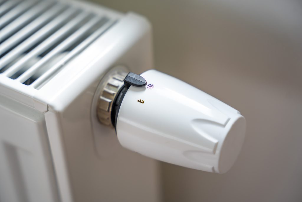 Auf dem Bild ist ein Heizkörper mit dem Heizkörperthermostat zu sehen, welches auf Sternchen gestellt ist.