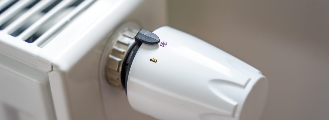 Auf dem Bild ist ein Heizkörper mit dem Heizkörperthermostat zu sehen, welches auf Sternchen gestellt ist.
