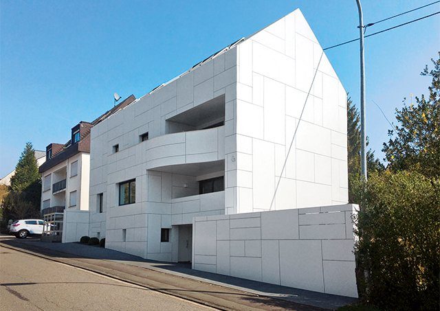 Haus mit weißem Aluminium