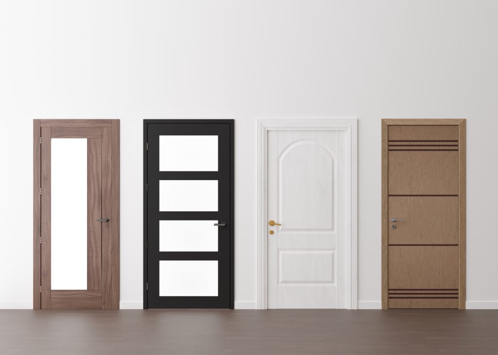 Die einfache und günstige Renovierung von Innentüren 1 Eine weiße Wand mit vier verschiedenen Innentüren in braun, schwarz und weiß, teilweise mit Glaseinsätzen.