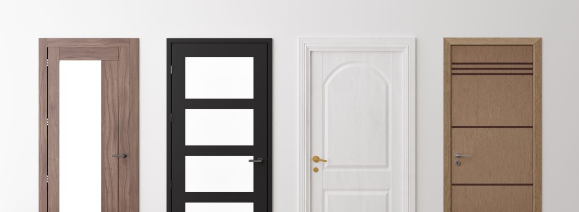 Eine weiße Wand mit vier verschiedenen Innentüren in braun, schwarz und weiß, teilweise mit Glaseinsätzen.