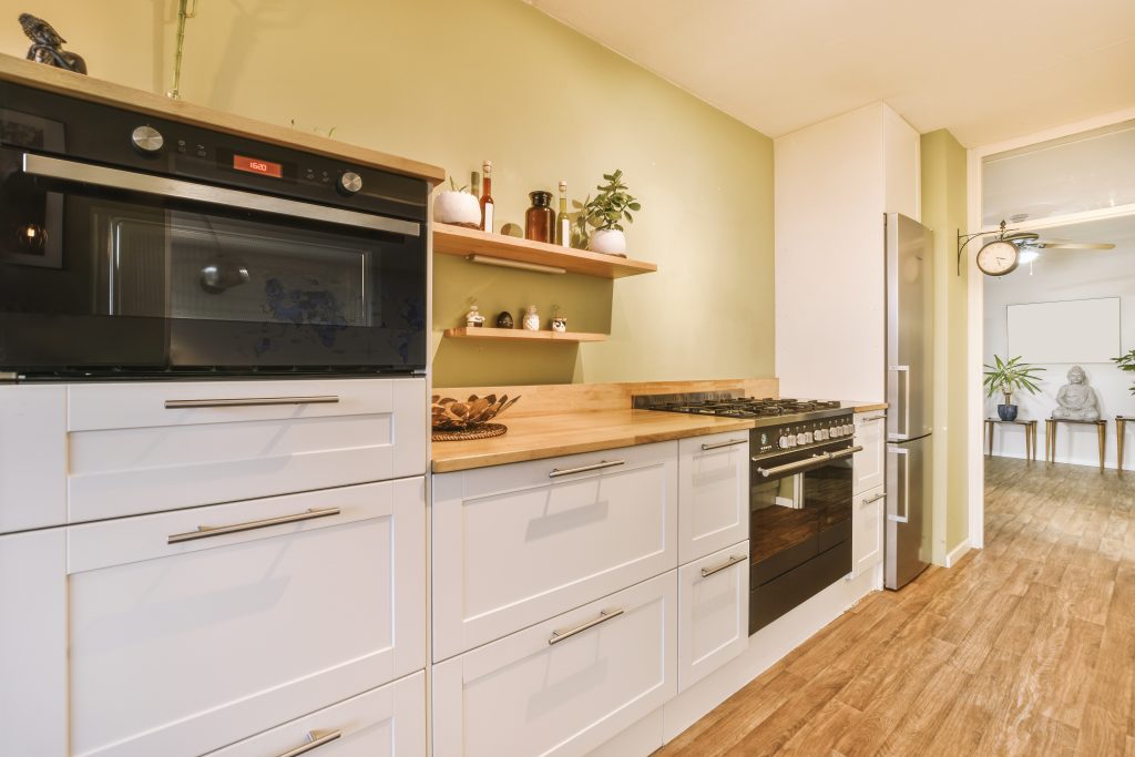 Frisches für die Küche: So wird heute renoviert 1 Innenraum einer Küche in einer modernen Wohnung