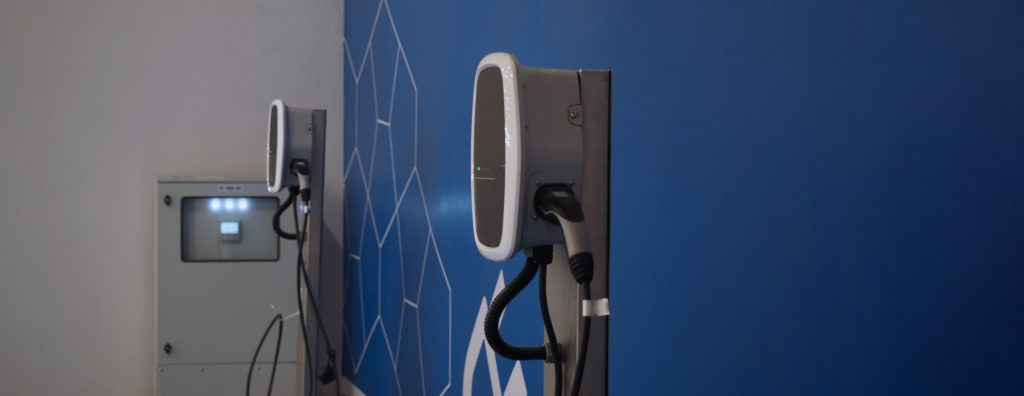 Elektro-Ladestation in den eigenen vier Wänden 1 Elektrische Ladestation Wallbox an einer blauen Wand in einer Garage