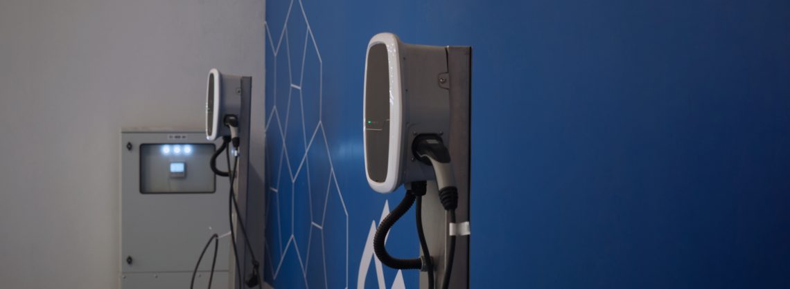 Elektrische Ladestation Wallbox an einer blauen Wand in einer Garage