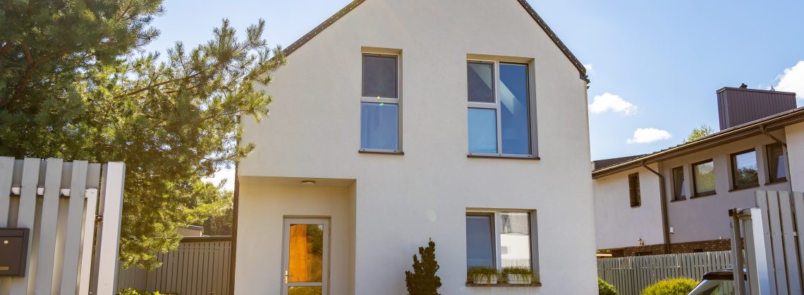 Außenansicht eines einfachen privaten, modernen Hauses an einem sonnigen Tag