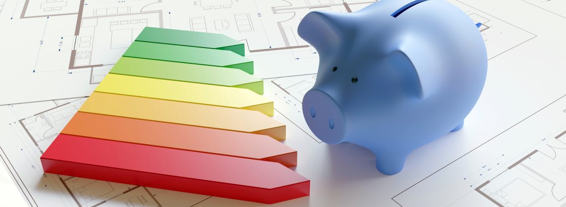 Energieeffizienzklassen auf einem weißen Plan, daneben steht ein Sparschwein.