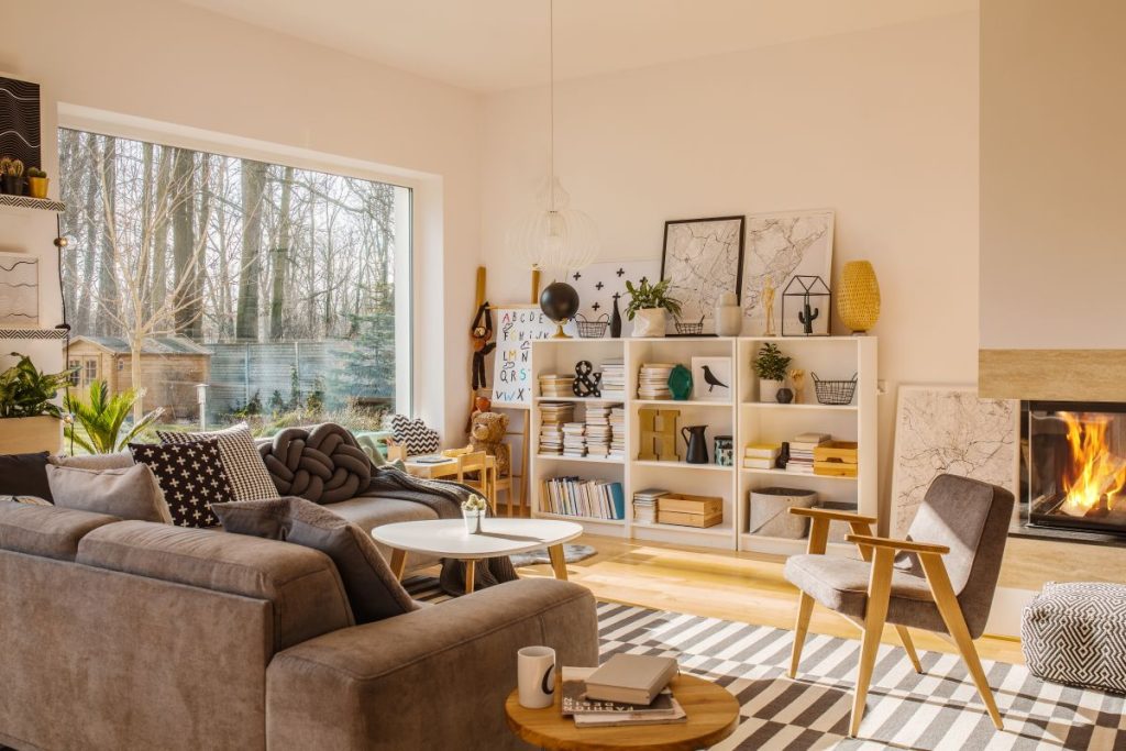 gemütliches Wohnzimmer in hellen Farben