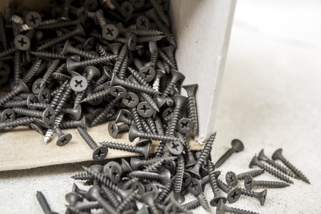 Dieses Werkzeug sollten Sie zuhause haben 2 Schrauben, die aus einer kleinen Schachteln fallen