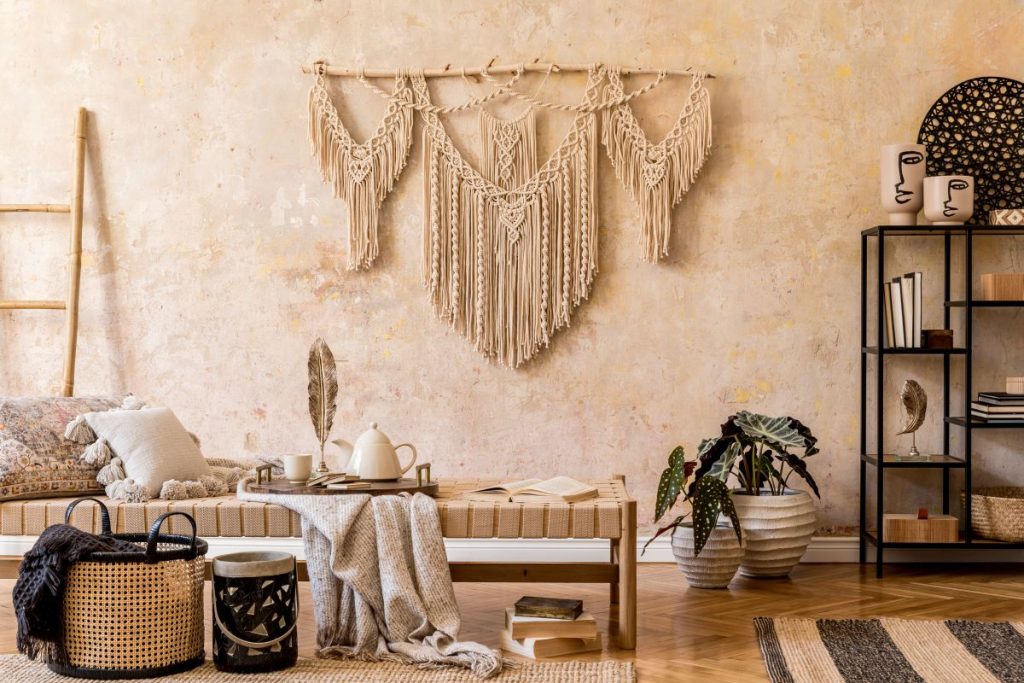 Die Verjüngungskur für das eigene Zuhause: 7 coole Ideen 1 Innenarchitektur des stilvollen Wohnzimmers mit Chaiselongue, schöner Makramee, Rattan-Dekoration, Pflanzen, Buch, Pflanze, eleganten persönlichen Accessoires im orientalischen Konzept der Wohnkultur.
