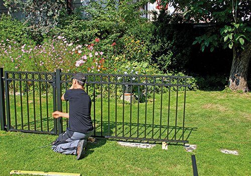 Garten: Aluminium-Zaun aufbauen