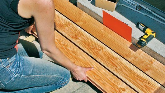Unsichtbare Montage von Holz-Terrassendielen