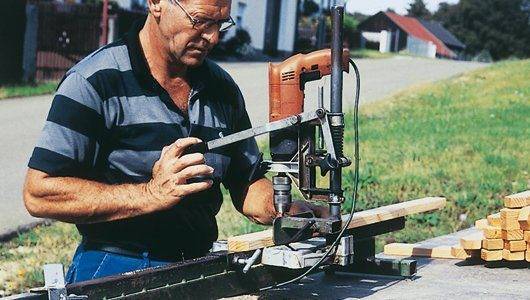 Lattenzaun aus Holz aufbauen