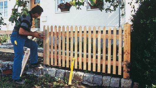 Lattenzaun aus Holz aufbauen