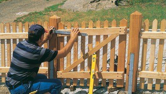 Lattenzaun aus Holz aufbauen