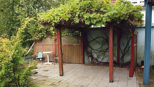 Terrasse mit großer Pergola