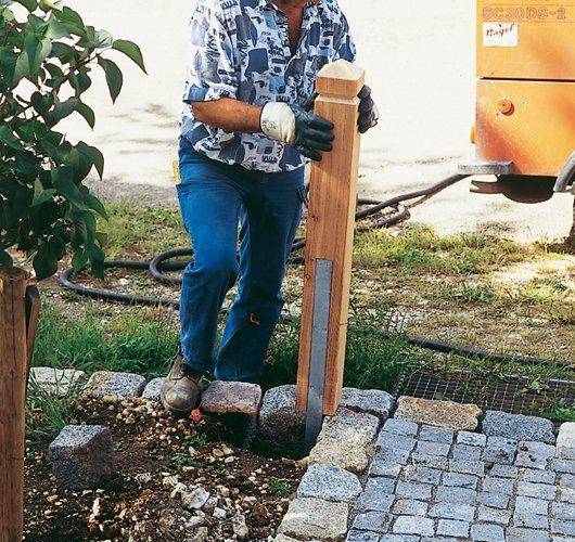 Lattenzaun aus Holz aufbauen