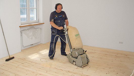 Zirbenholz-Fußboden verlegen