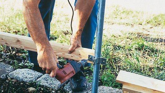 Lattenzaun aus Holz aufbauen