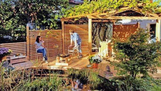 Terrasse mit großer Pergola