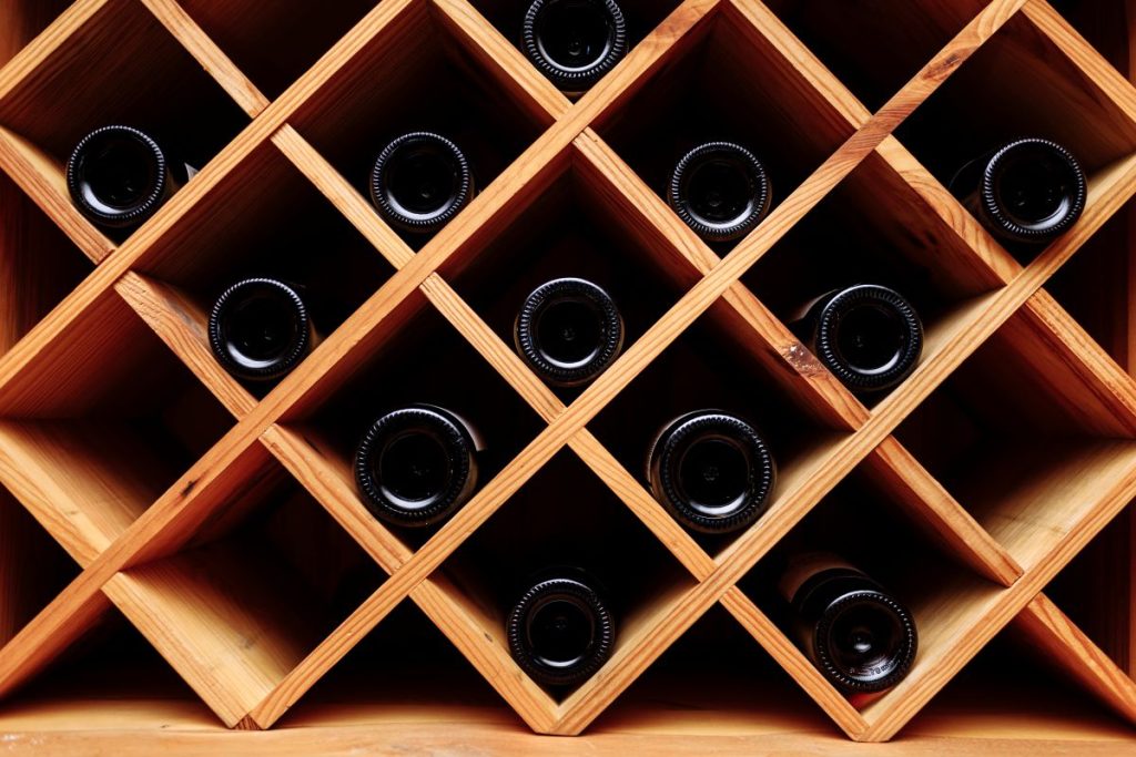 Keller effizienter nutzen – Schritt für Schritt zu mehr Stauraum und Wohlfühlatmosphäre 1 Weinregal aus Holz mit Flaschen