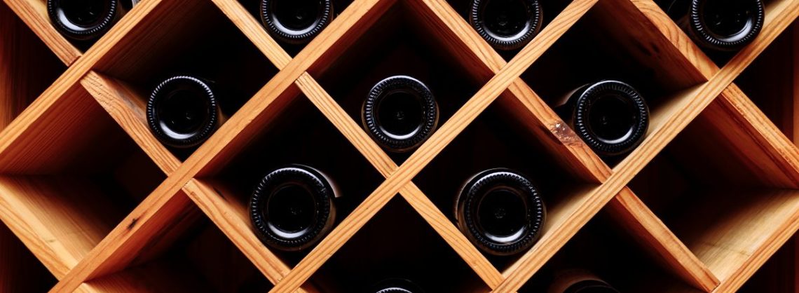Keller effizienter nutzen – Schritt für Schritt zu mehr Stauraum und Wohlfühlatmosphäre 1 Weinregal aus Holz mit Flaschen