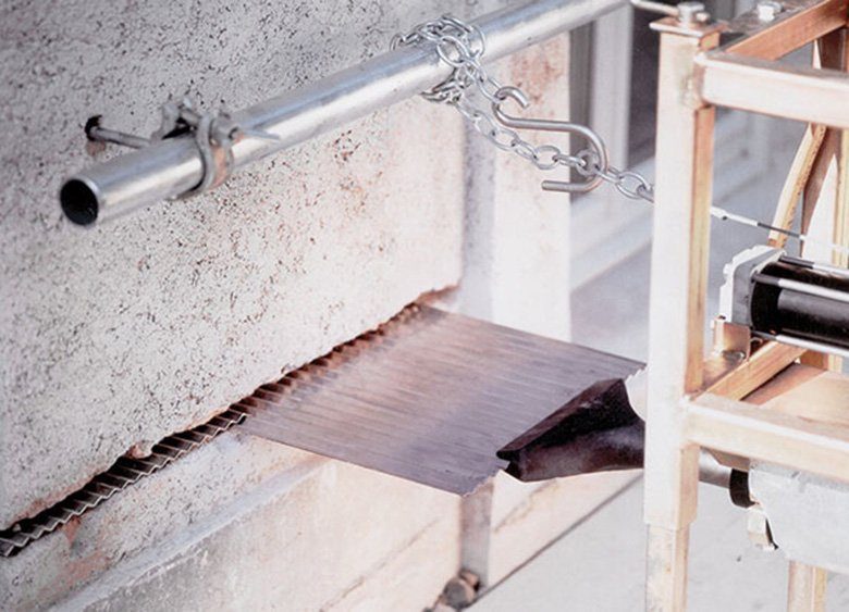 Das HW-Edelstahlverfahren gegen feuchte Wände hat gegenüber anderen 
mechanischen Verfahren den großen Vorteil, dass das Mauertrennen und Abdichten in einem Arbeitsgang durchgeführt wird, ohne die Mauer zu öffnen.