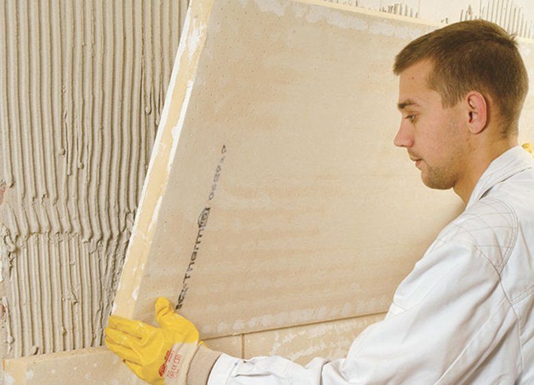Eine schnelle, effektive Lösung für feuchte Wände in Wohnräumen sind Sanierplatten. Foto: epr/Remmers