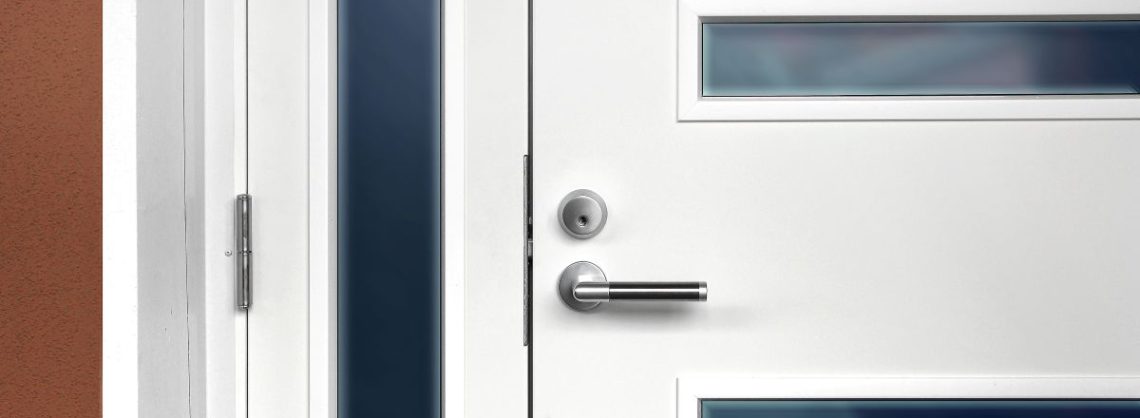 Weiße moderne Haustür