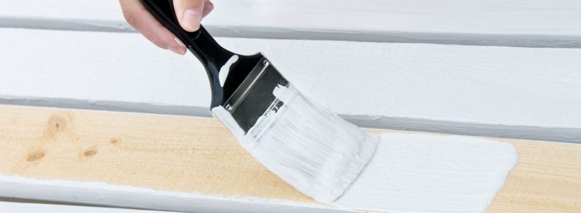 jemand mal mit einem Pinsel Holzlatten an