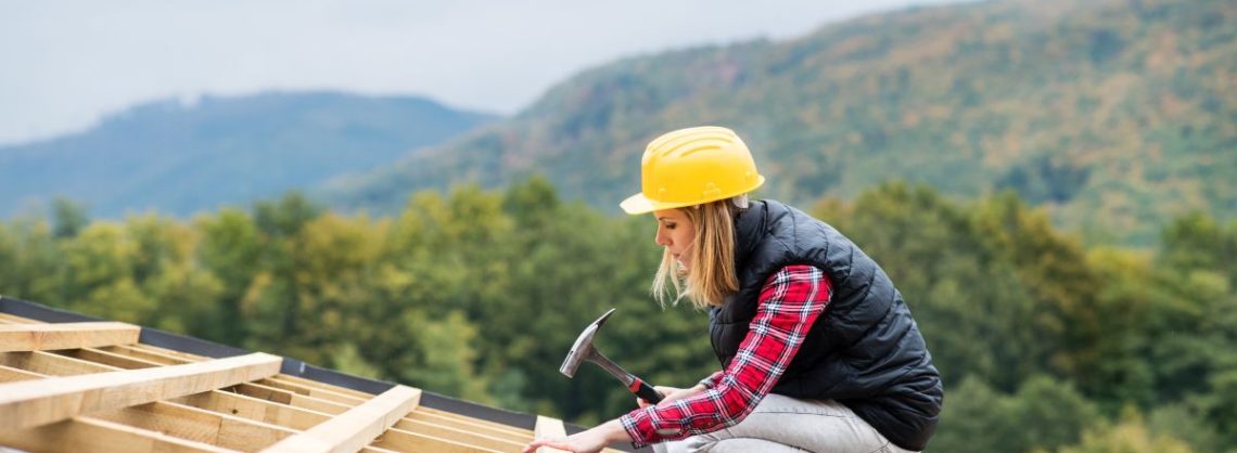 Dachsanierung Frau mit Hammer envato elements halfpoint