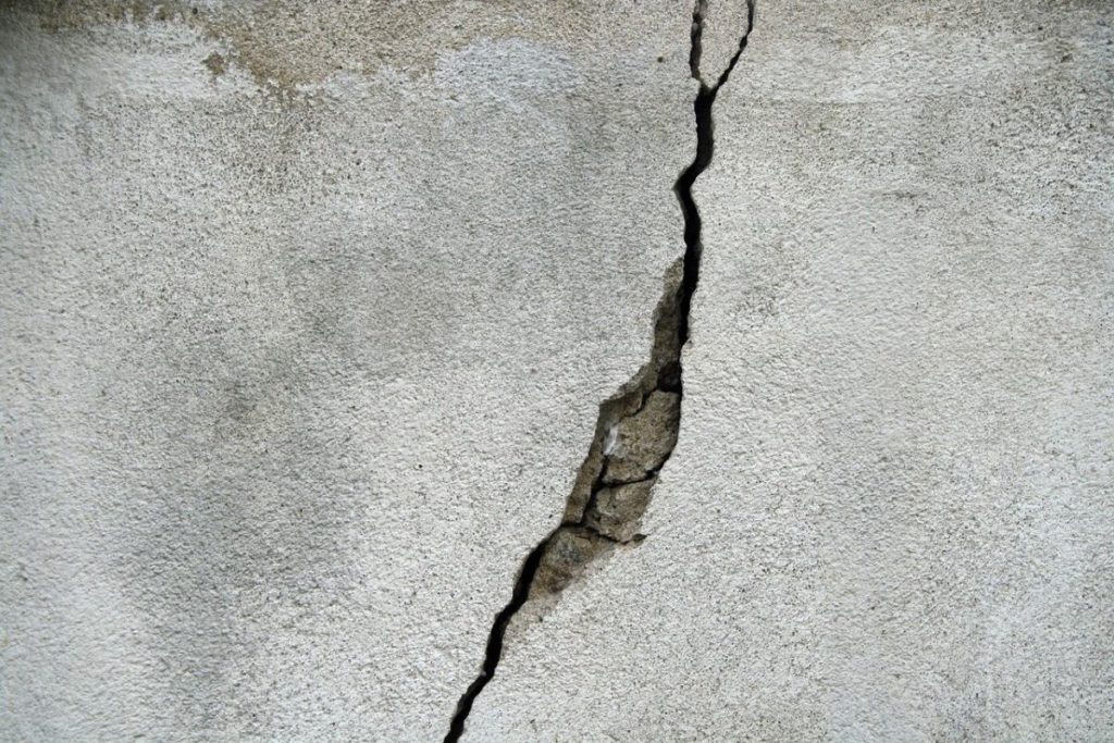 Fassadensanierung_Fassadenschäden_Risse in der Fassade
