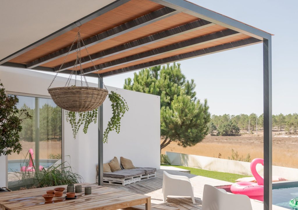 Sonnenschutz auf der Terrasse 1 Sonnenschutz aus Holz auf der Terrasse mit Pool