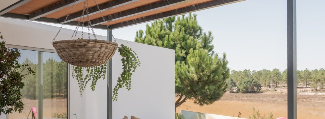 Sonnenschutz aus Holz auf der Terrasse mit Pool