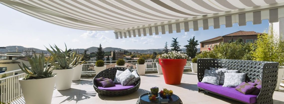 Terrasse Sonnenschutz mit Sitzgarnitur im Sonnenschein