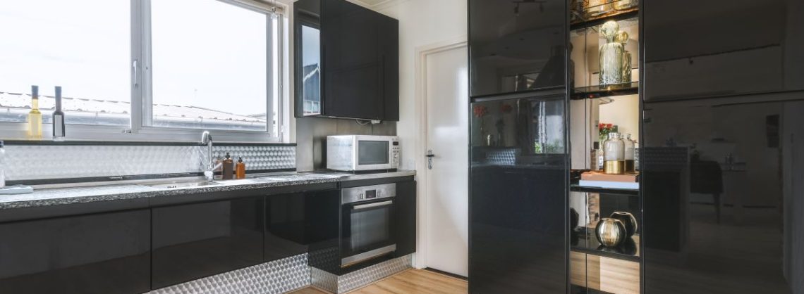 Küche mit dunklen Fronten