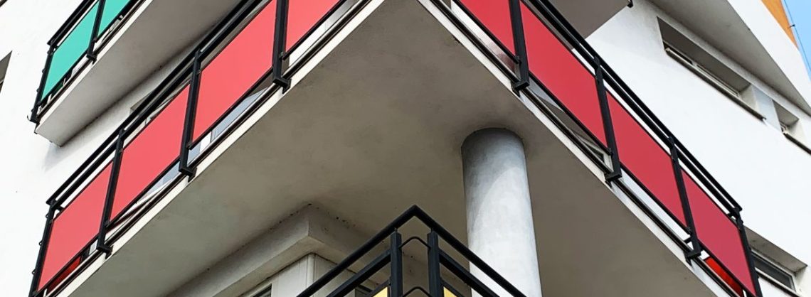 Bild von Balkonen mit farbiger Bespannung