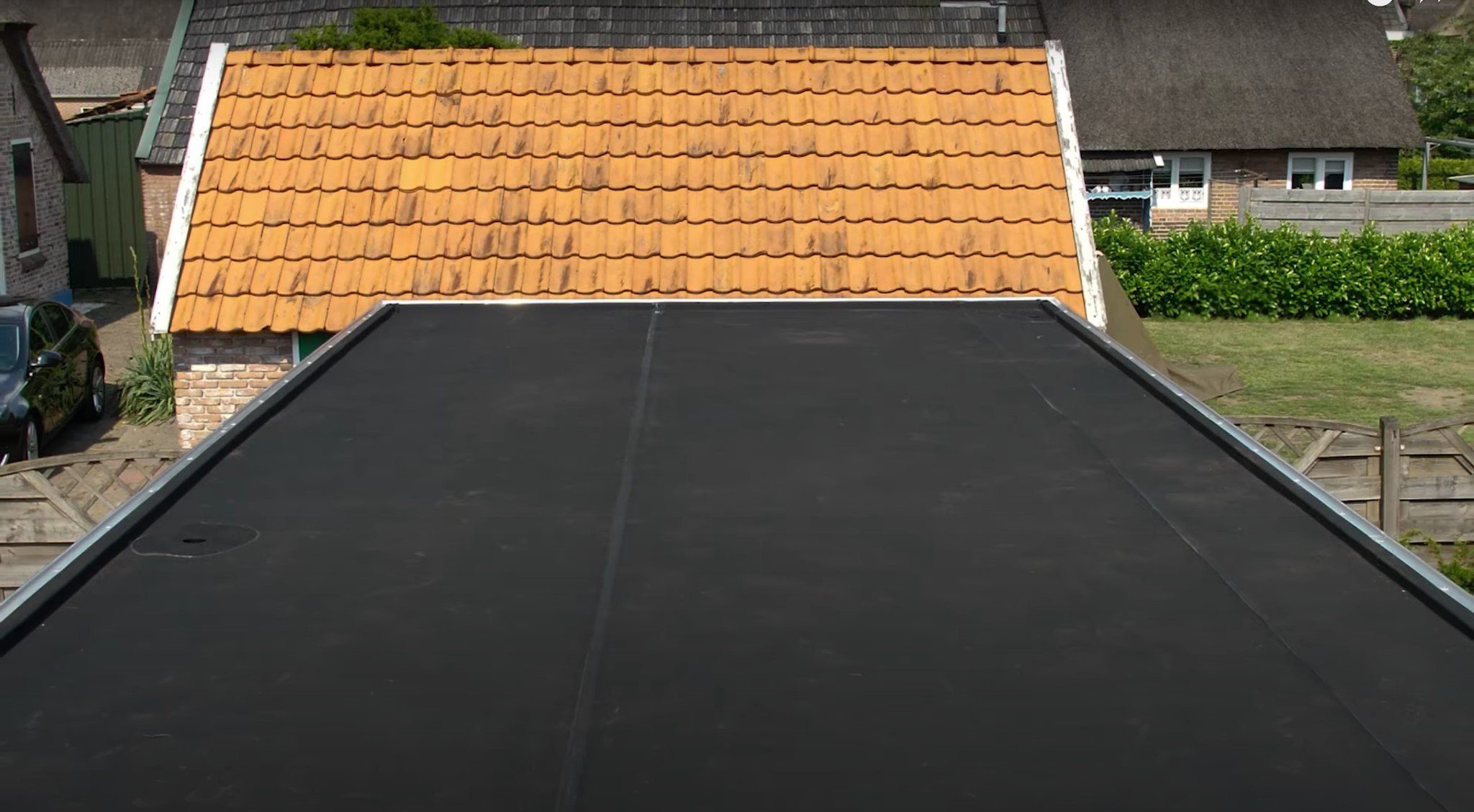 Das Dach Ihres Gartenhauses richtig eindecken: So geht’s