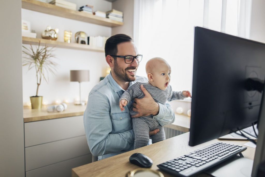 Vater mit Baby vor PC