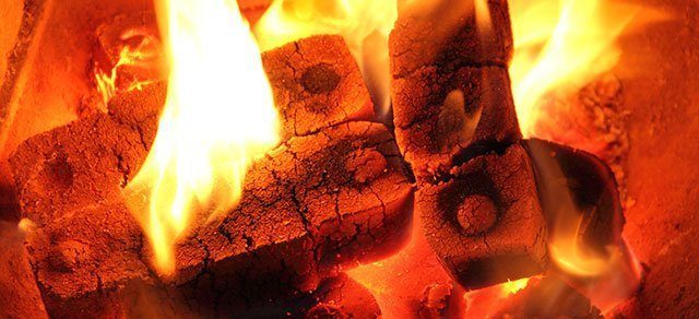 Kaminfeuer mit Kohle beheizen