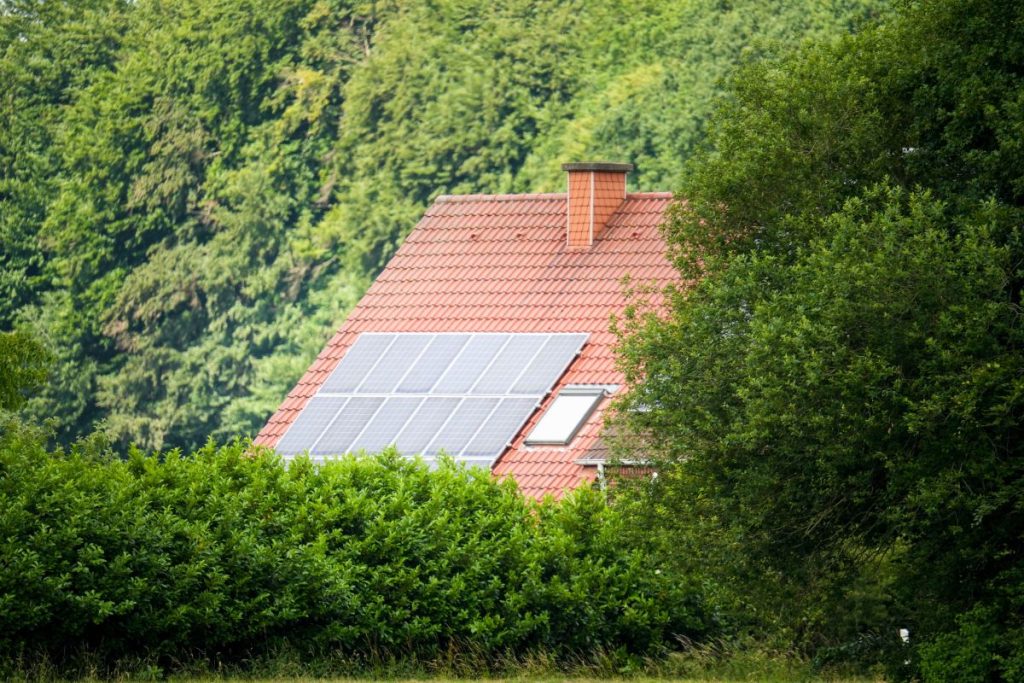 Umweltfreundliche Solartechnik und Zubehör für eine nachhaltige Energieversorgung 1 Haus mit PV Envato Elements wirestock