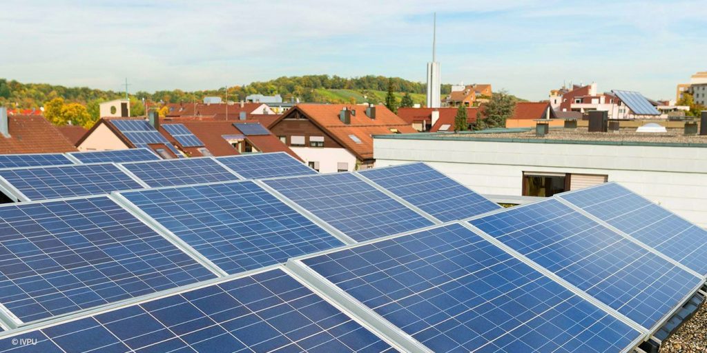 Solar-Gründach_Dach mit Solar Modulen