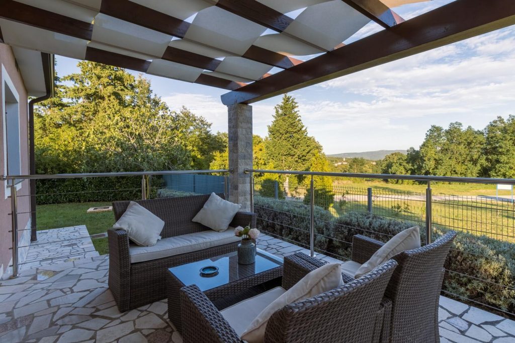Terrasse mit Rattern Möbeln und weitem Ausblick