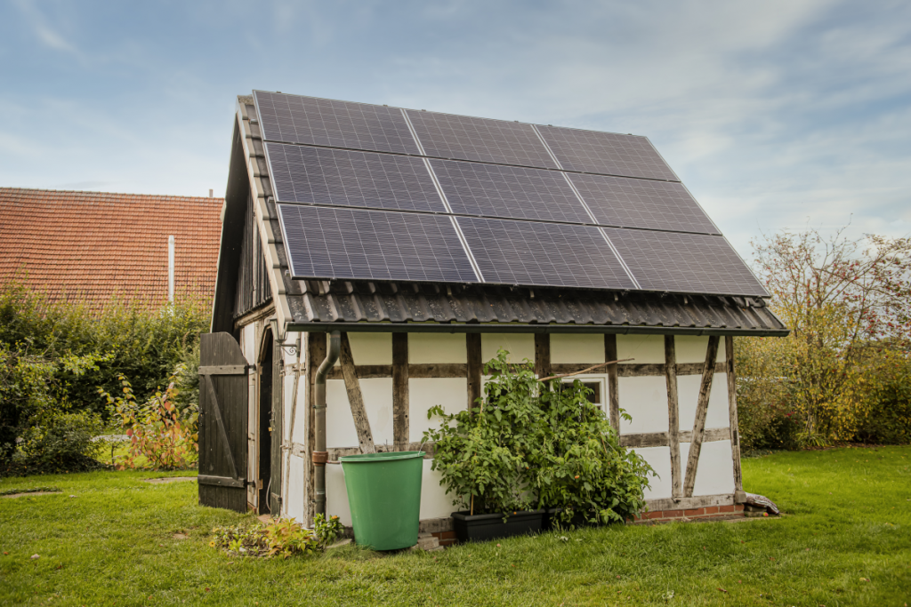 Wärmepumpe kaufen PV-Anlage auf kleinerer Gartenhütte