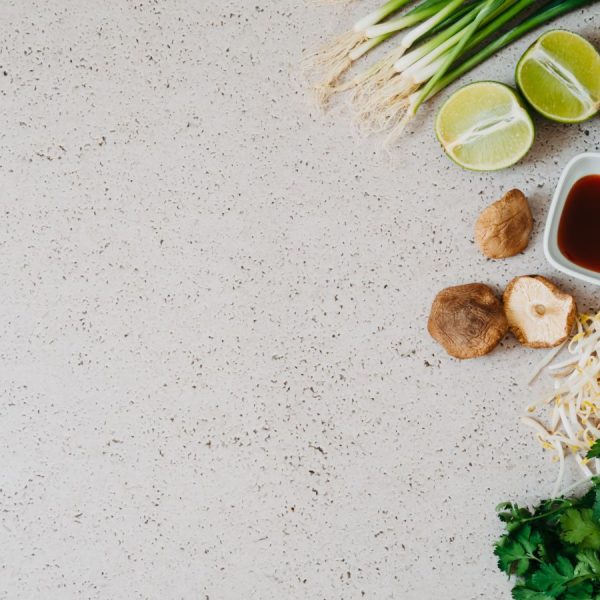 Arbeitsplatte Küche mit Zutaten für ein Essen