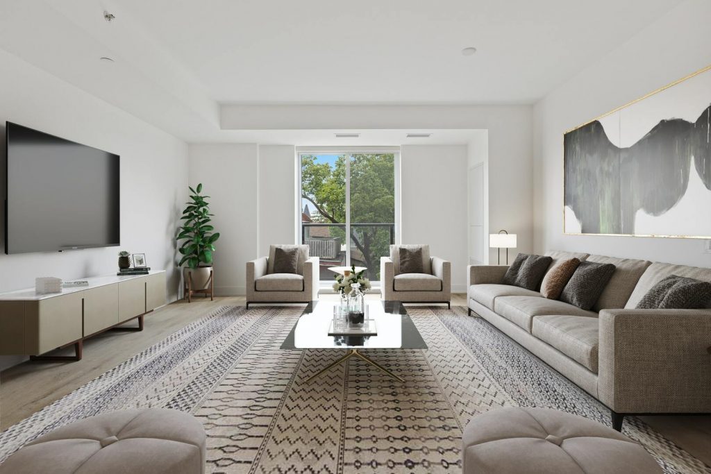 großes helles Wohnzimmer mit Sofa und 2 Sesseln