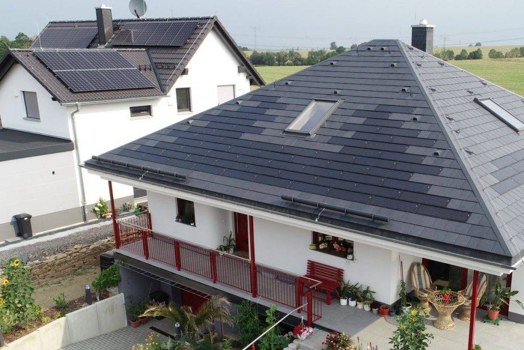 Indach-Solarmodule-Schieferdach-Vergleich-Aufdachmodule