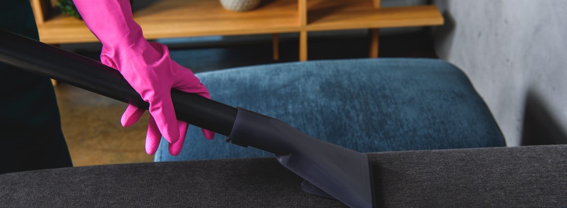 Polsterreinigung am Sofa mit Spezialsauger