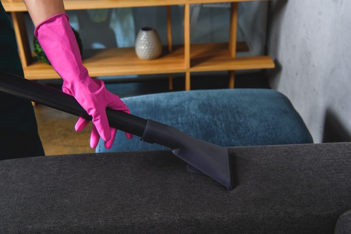Polsterreinigung am Sofa mit Spezialsauger