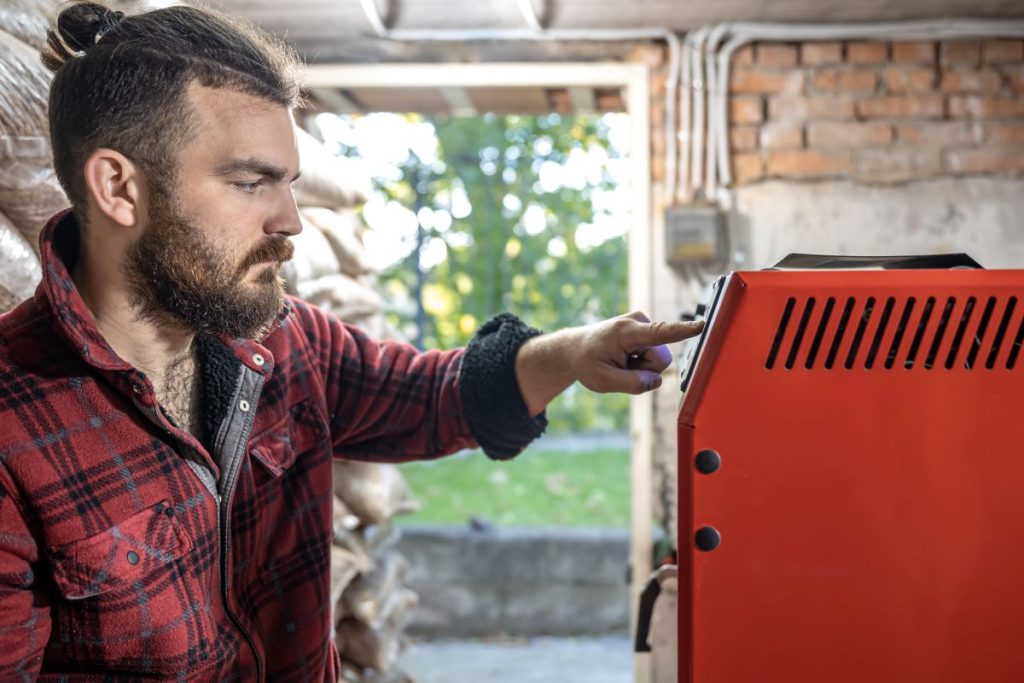 Mann mit Festbrennstoffkessel envato elements puhimec